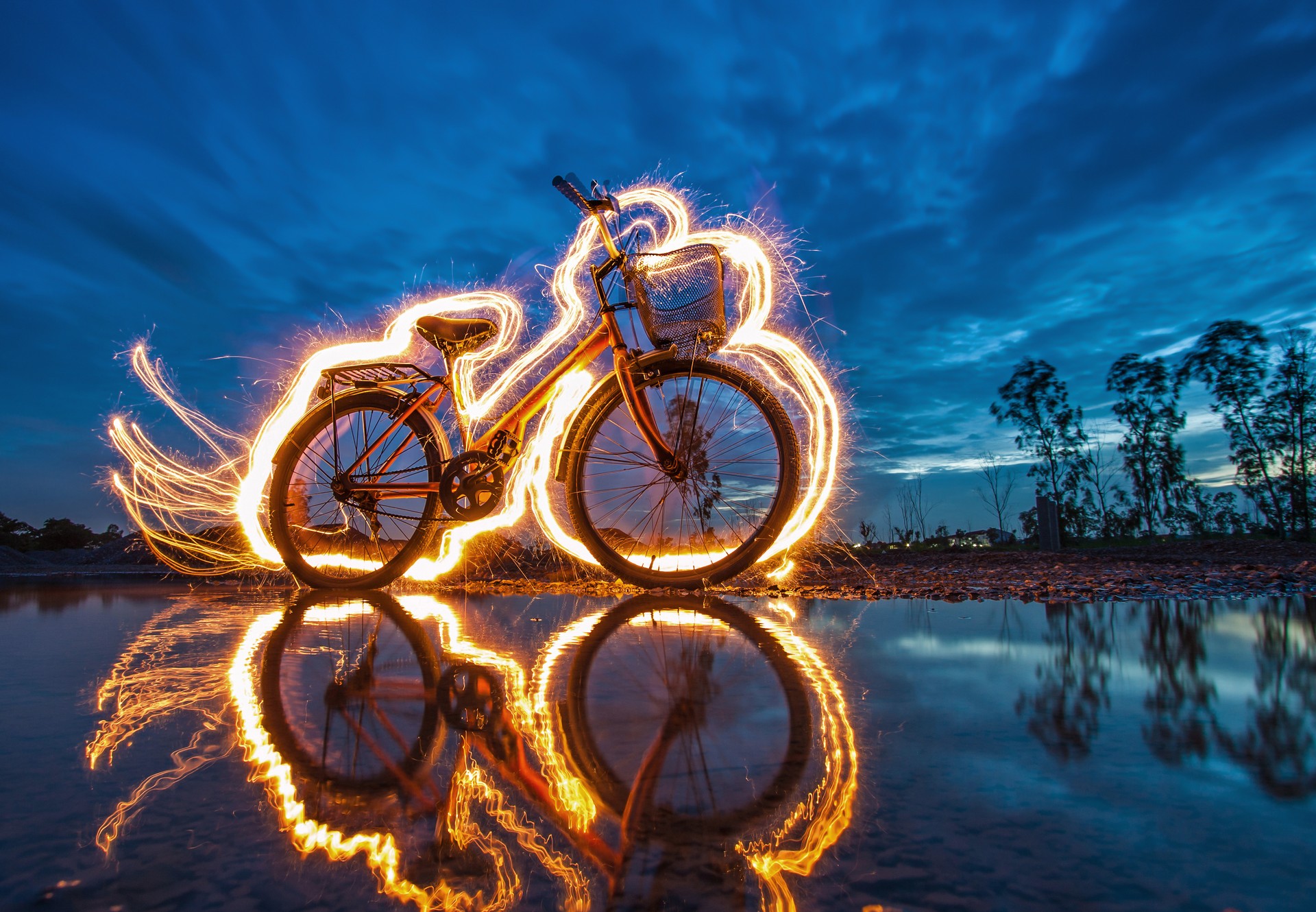 Lichtmalerei über Fahrrad am See